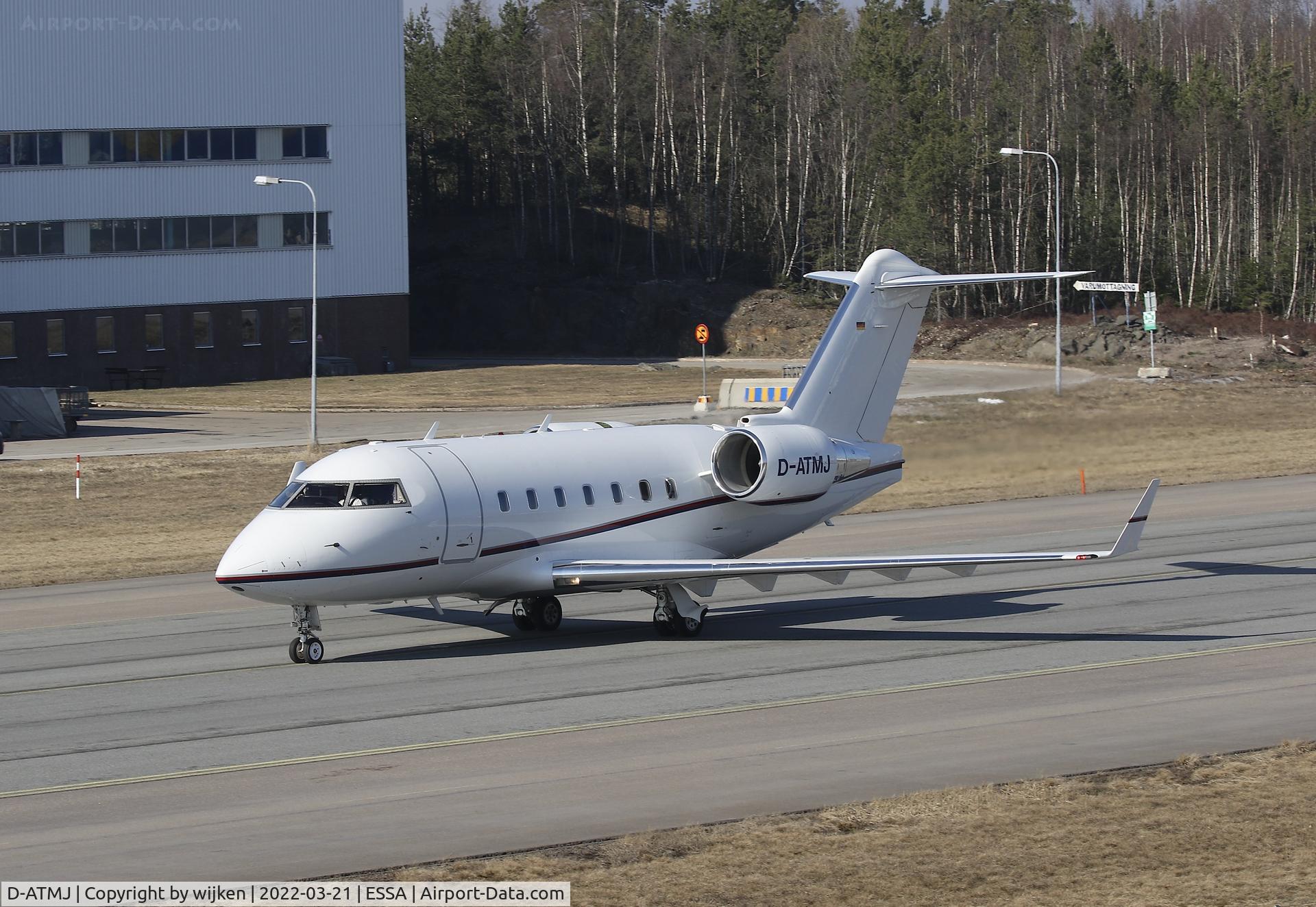D-ATMJ, 2002 Bombardier Challenger 604 (CL-600-2B16) C/N 5552, TWY W