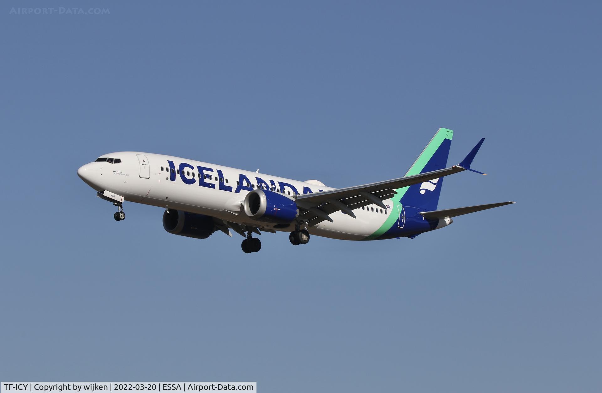 TF-ICY, 2018 Boeing 737-8 MAX C/N 44354, RWY 26
