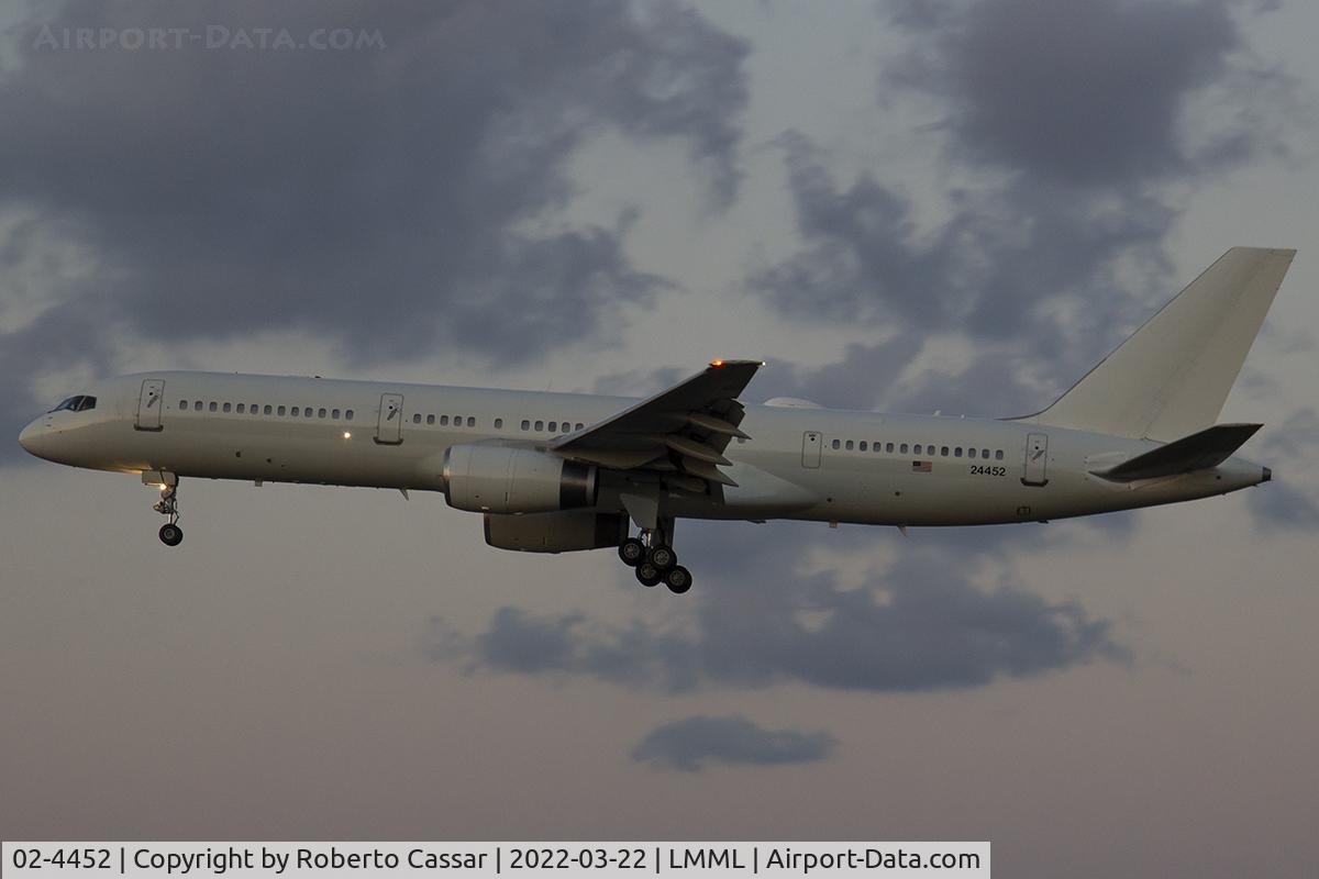 02-4452, 1993 Boeing C-32B (757-23A) C/N 25493, Runway 31