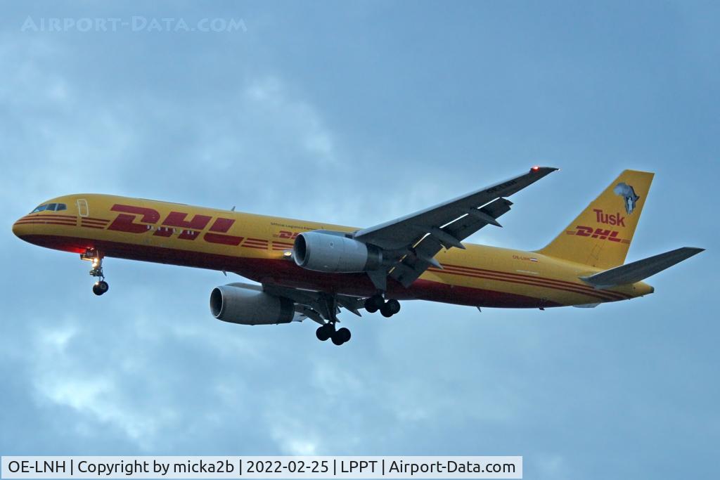 OE-LNH, 1999 Boeing 757-236 C/N 29946, Landing
