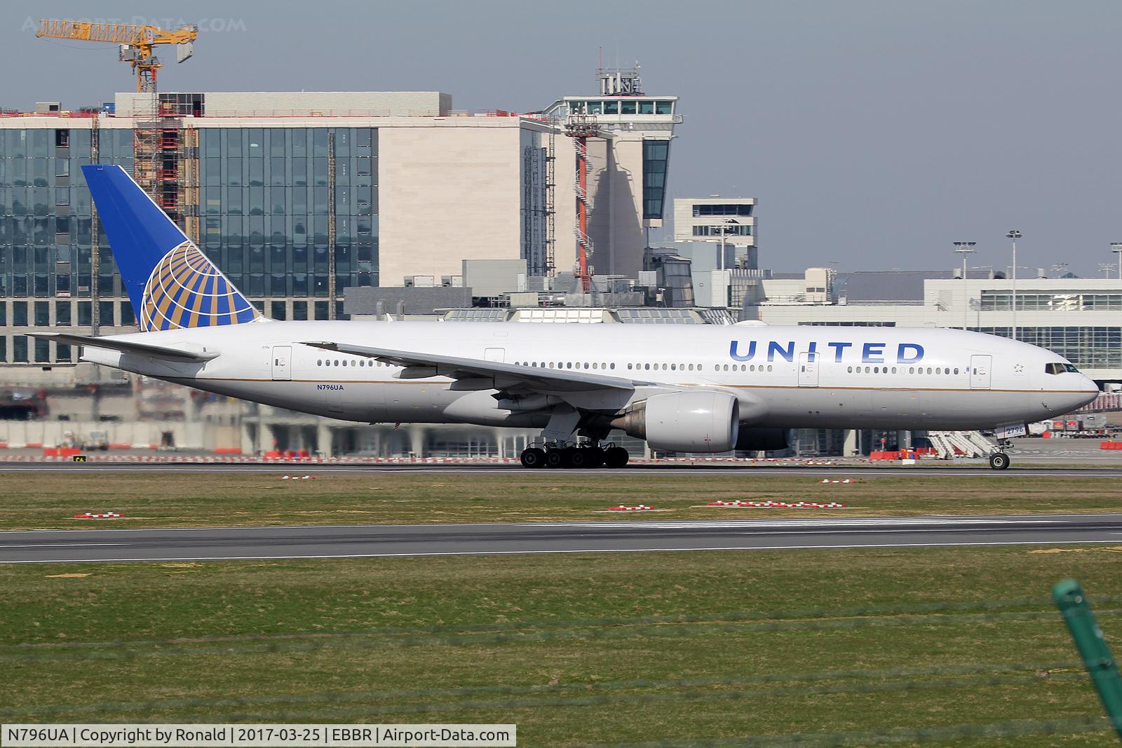 N796UA, 1998 Boeing 777-222 C/N 26931, at bru