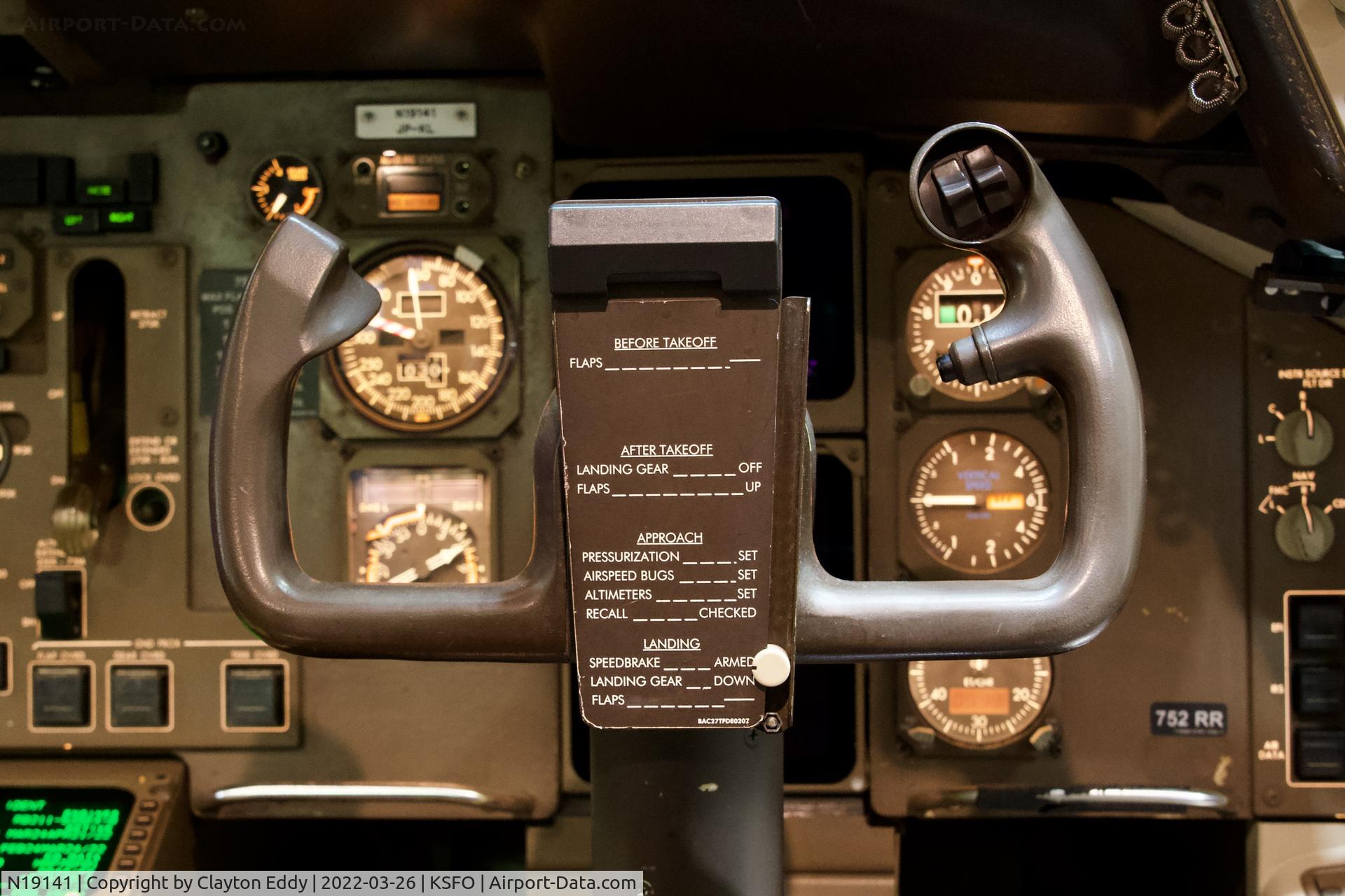 N19141, 2000 Boeing 757-224 C/N 30354, Flightdeck SFO 2022.