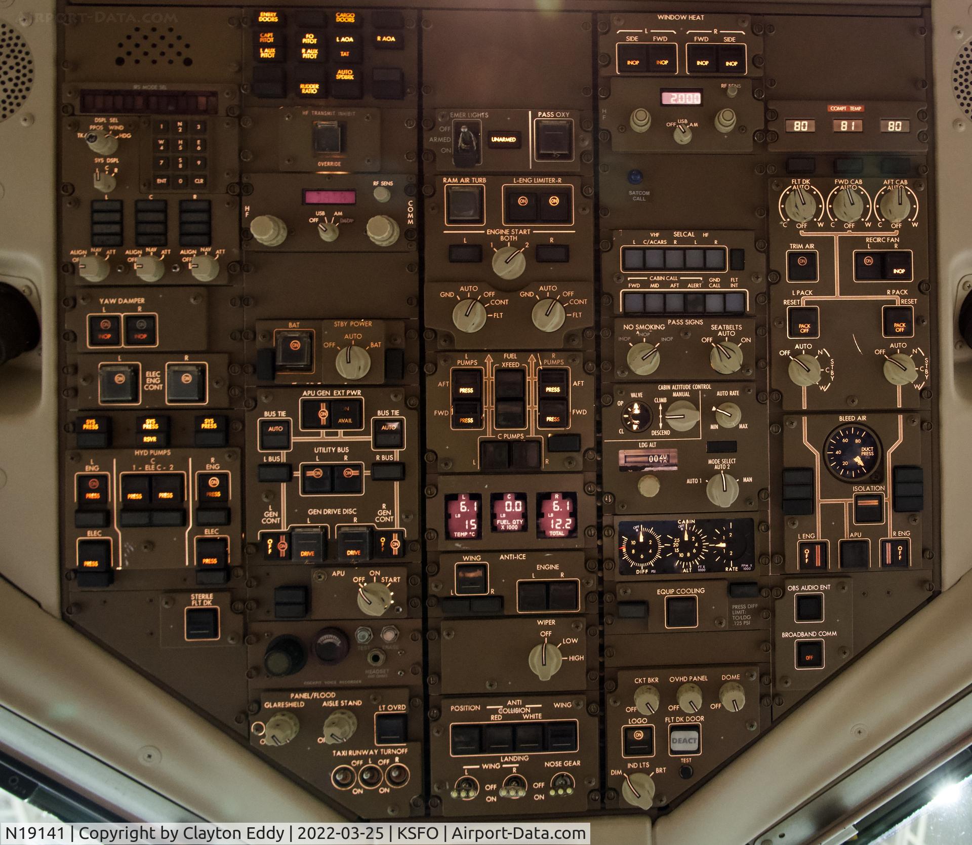 N19141, 2000 Boeing 757-224 C/N 30354, Flightdeck overhead panel SFO 2022.