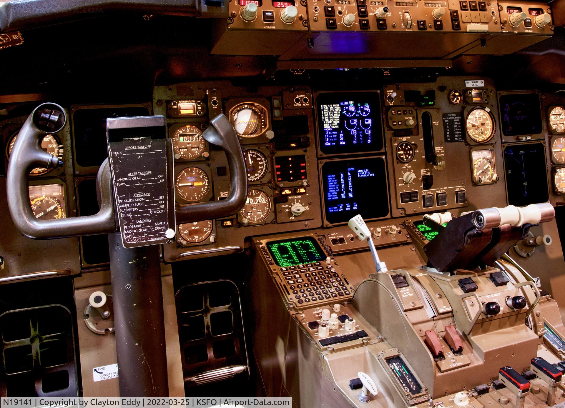 N19141, 2000 Boeing 757-224 C/N 30354, Flightdeck SFO 2022.