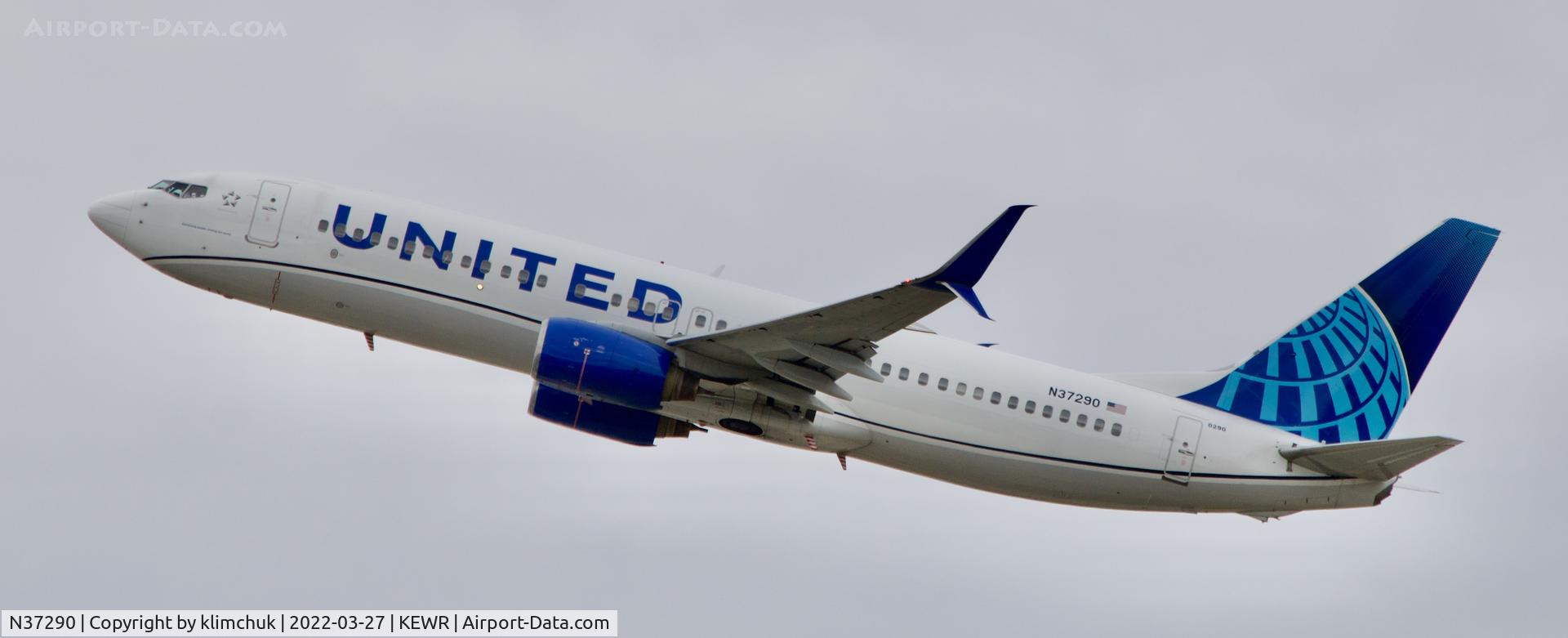 N37290, 2004 Boeing 737-824 C/N 31601, Taking off