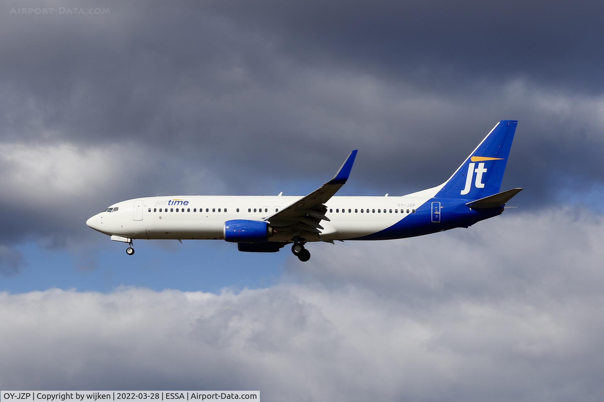 OY-JZP, 2011 Boeing 737-8U3 C/N 38071, RWY 26