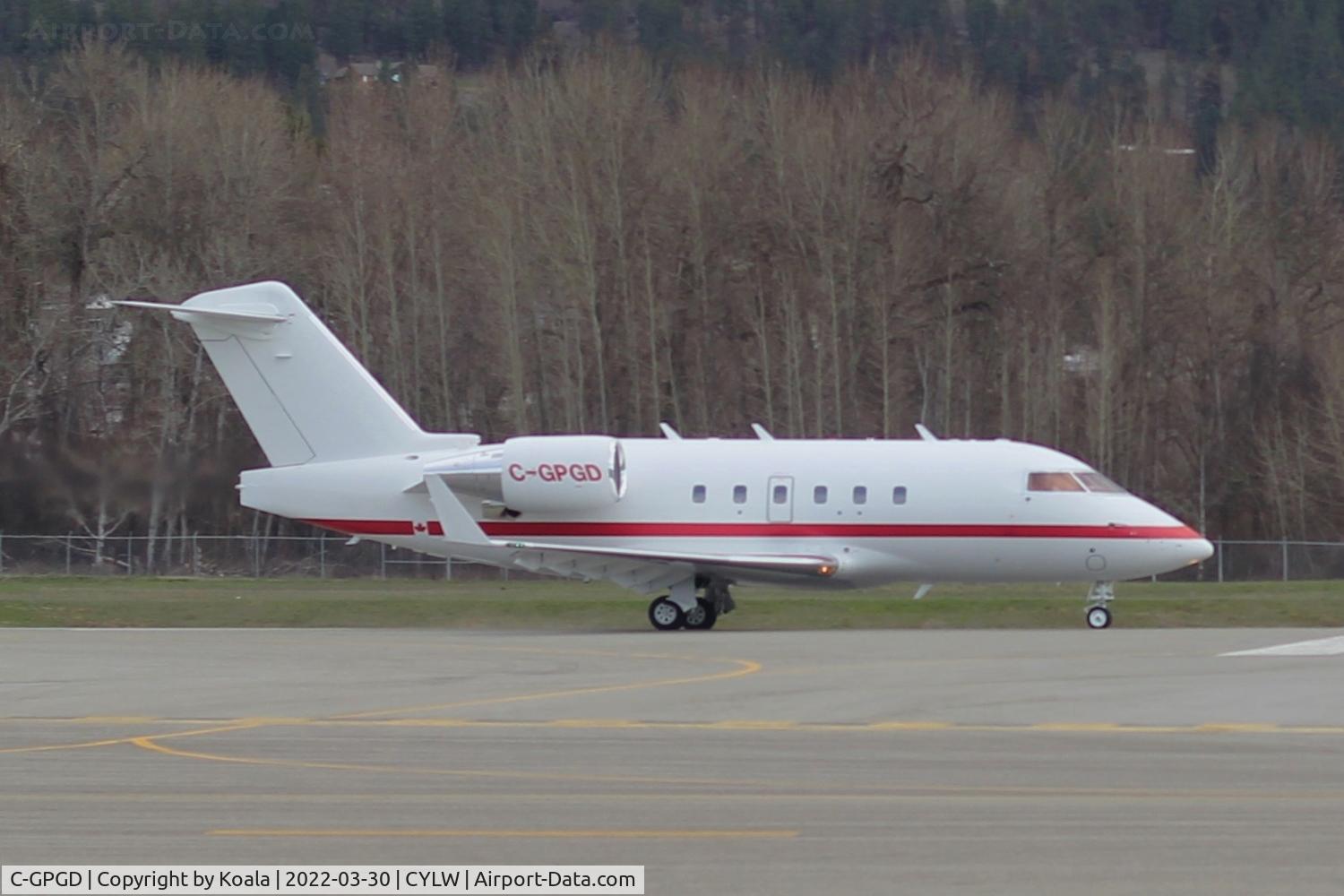 C-GPGD, 1999 Bombardier Challenger 604 (CL-600-2B16) C/N 5432, Leaving Kelowna