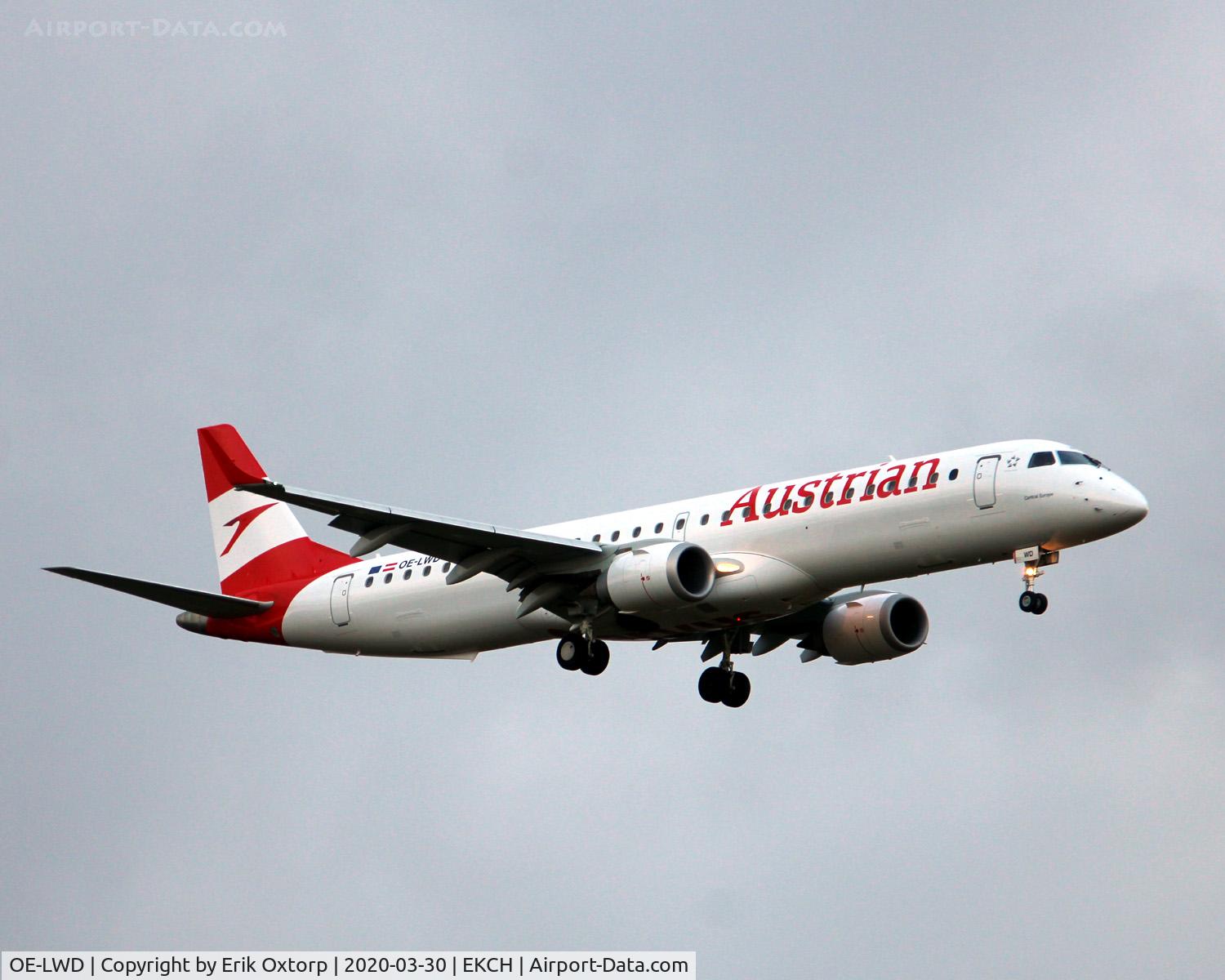 OE-LWD, 2011 Embraer 195LR (ERJ-190-200LR) C/N 19000411, OE-LWD landing rw 04L