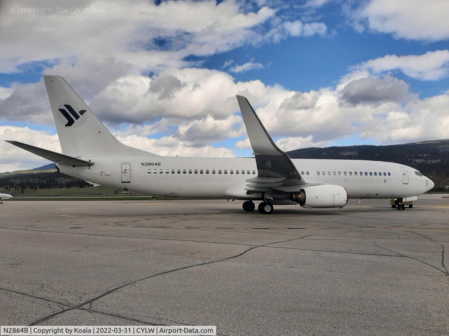 N2864B, 2001 Boeing 737-86N C/N 28642, Resting after arrival at KF Hangars