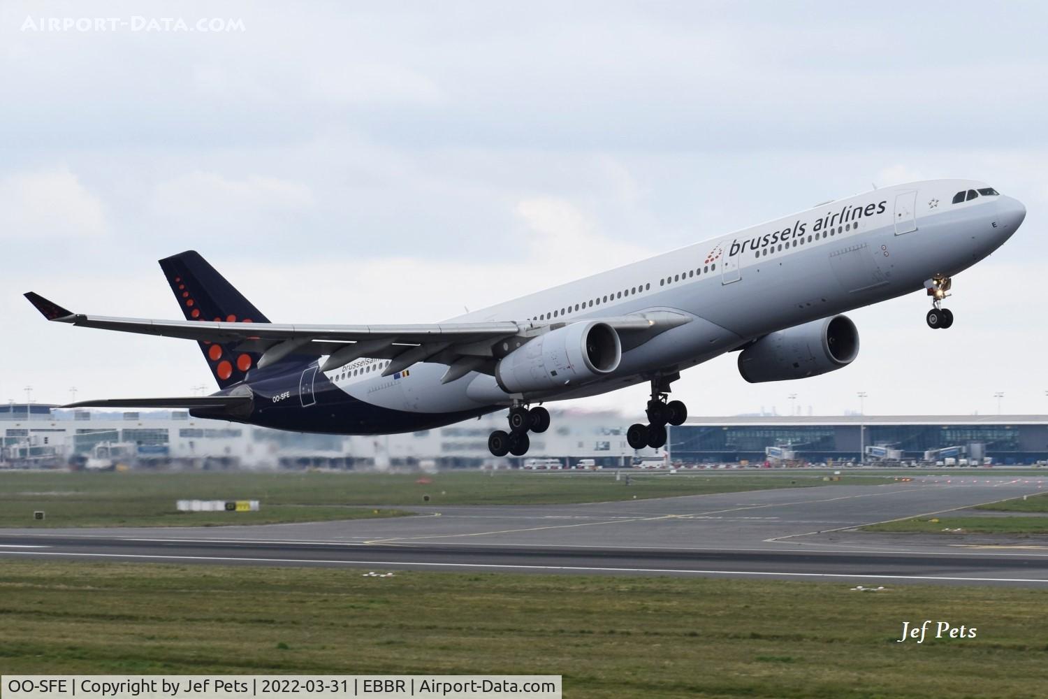 OO-SFE, 2009 Airbus A330-343E C/N 1010, Climbing out of rwy 07R.