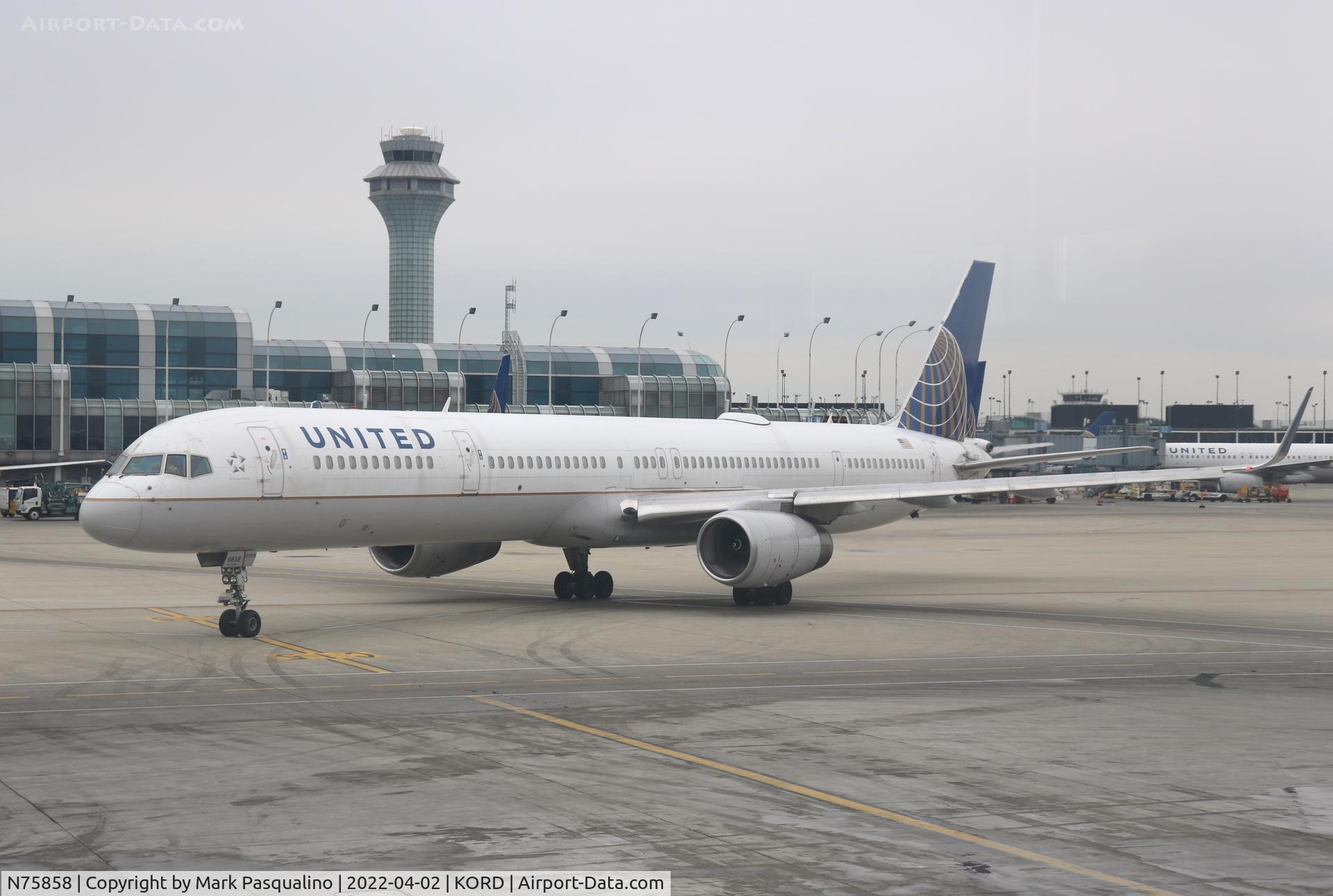 N75858, 2004 Boeing 757-324 C/N 32817, Boeing 757-324