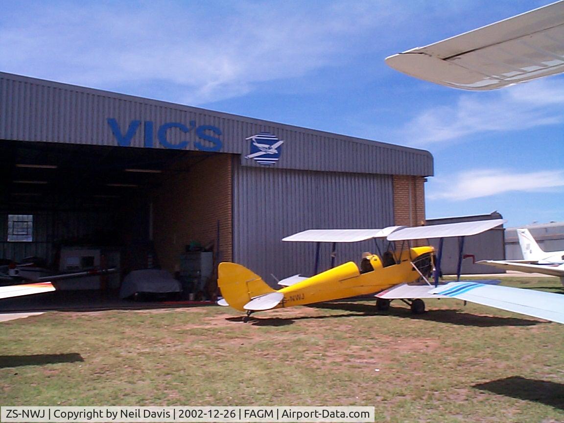 ZS-NWJ, de Havilland DH.82A C/N 84971, ZS-NWJ at Vics Flite Centre 26/12/2002