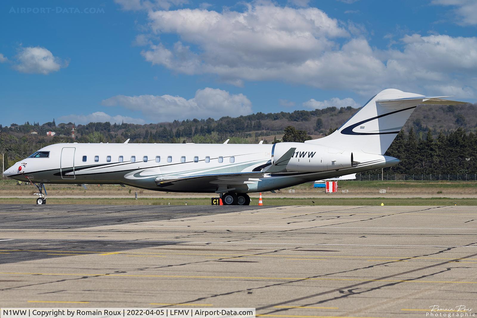N1WW, 2017 Bombardier BD-700-1A10 Global 6000 C/N 9808, Parked