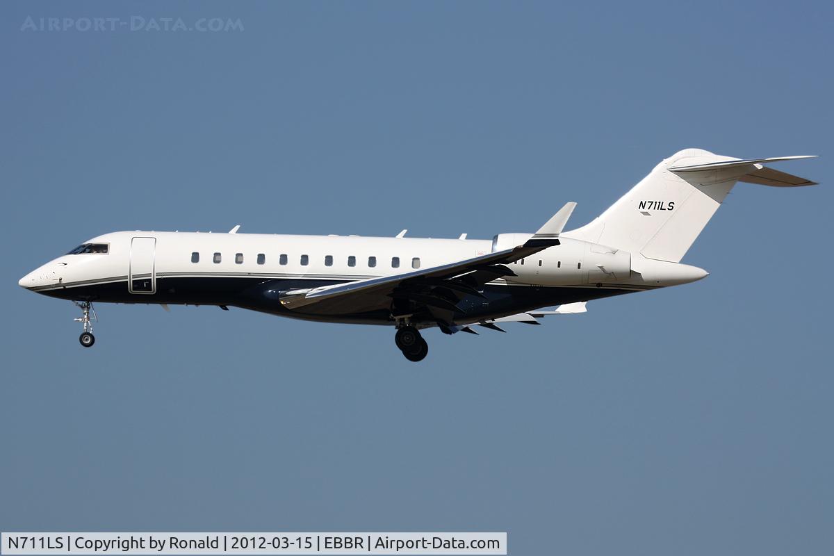 N711LS, 2012 Bombardier BD-700-1A10 Global 6000 C/N 9476, at bru