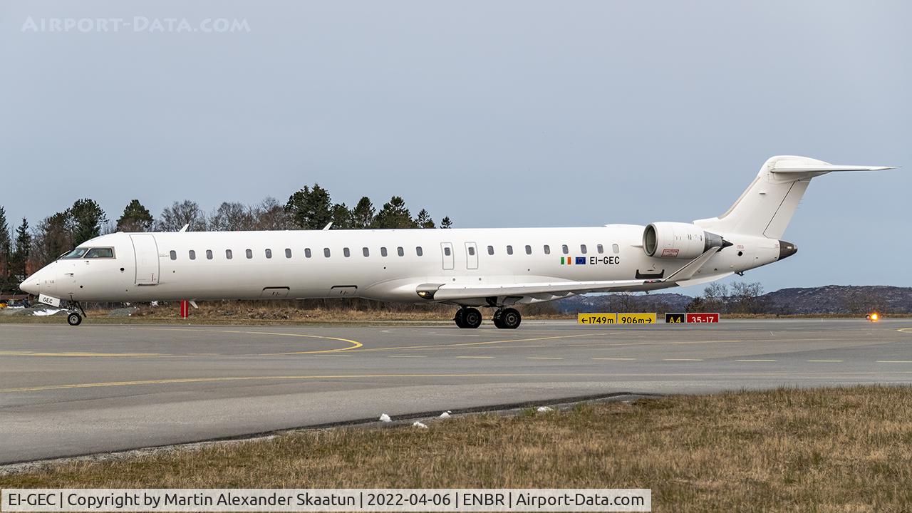 EI-GEC, 2009 Bombardier CRJ-900 NG (CL-600-2D24) C/N 15246, Taxying in after landing.