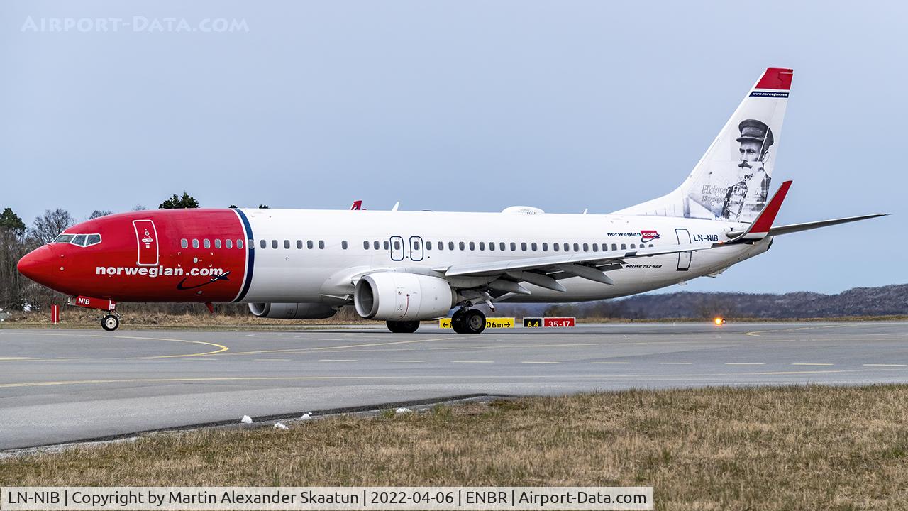 LN-NIB, 2011 Boeing 737-86J C/N 36879, Taxying in after landing.