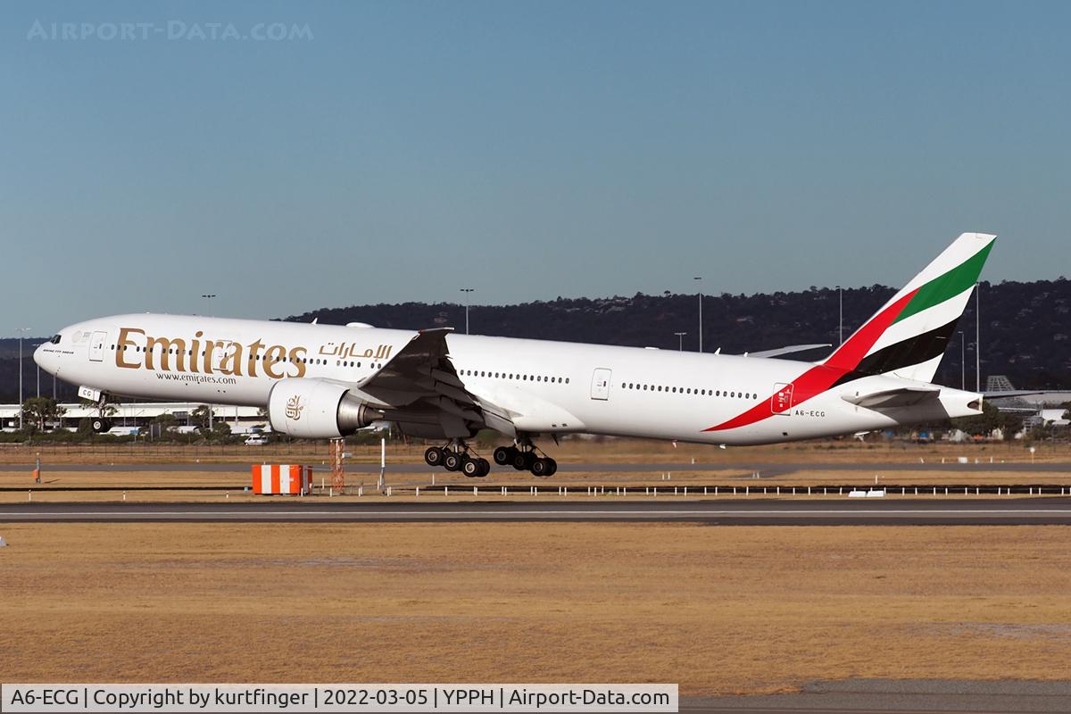 A6-ECG, 2008 Boeing 777-31H/ER C/N 35579, Boeing 777-300ER cn 35579 ln 709. Emirates A6-ECG final rwy 03 YPPH 05 March 2022