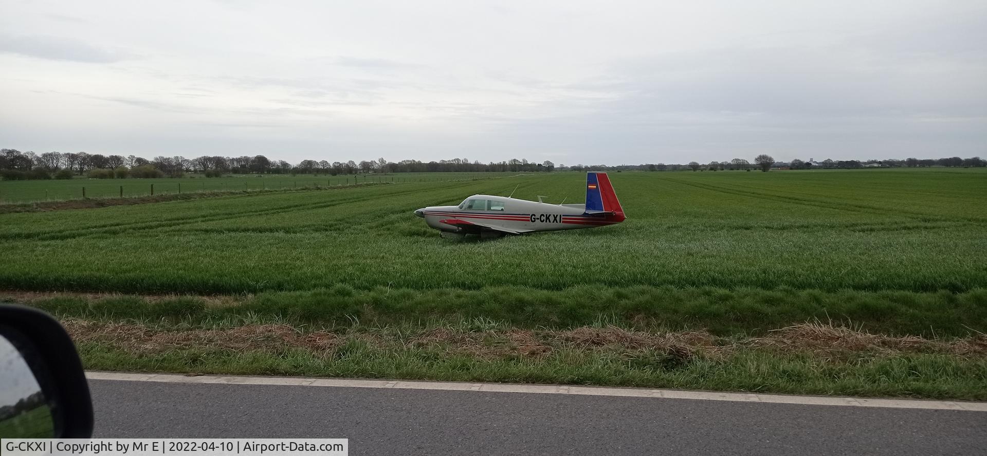 G-CKXI, 1966 Mooney M.20E Super 21 C/N 1053, Field landing