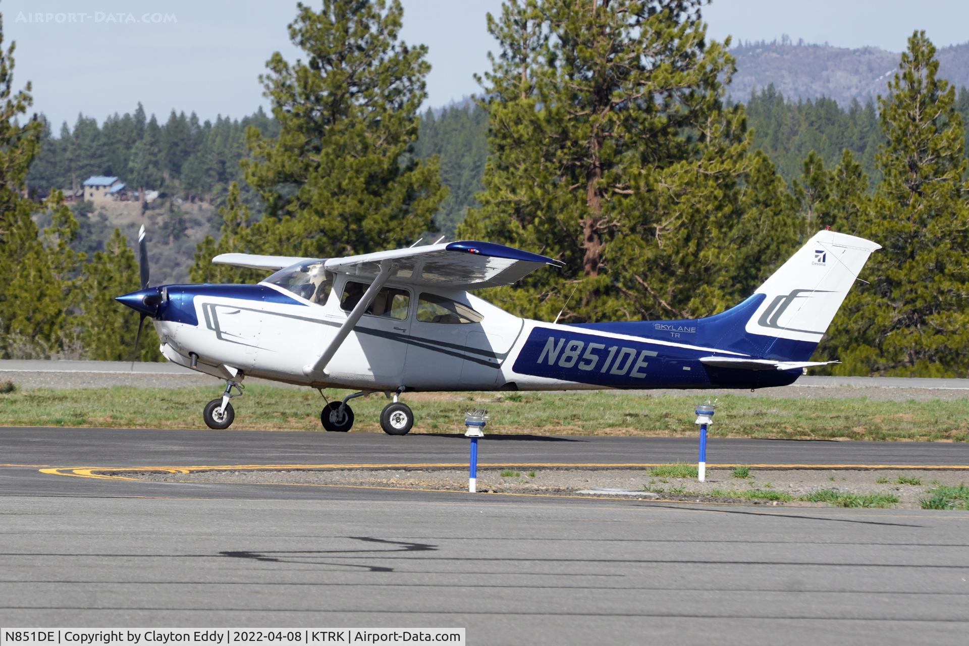 N851DE, 1980 Cessna TR182 Turbo Skylane RG C/N R18201494, Truckee Tahoe Airport in California 2022.