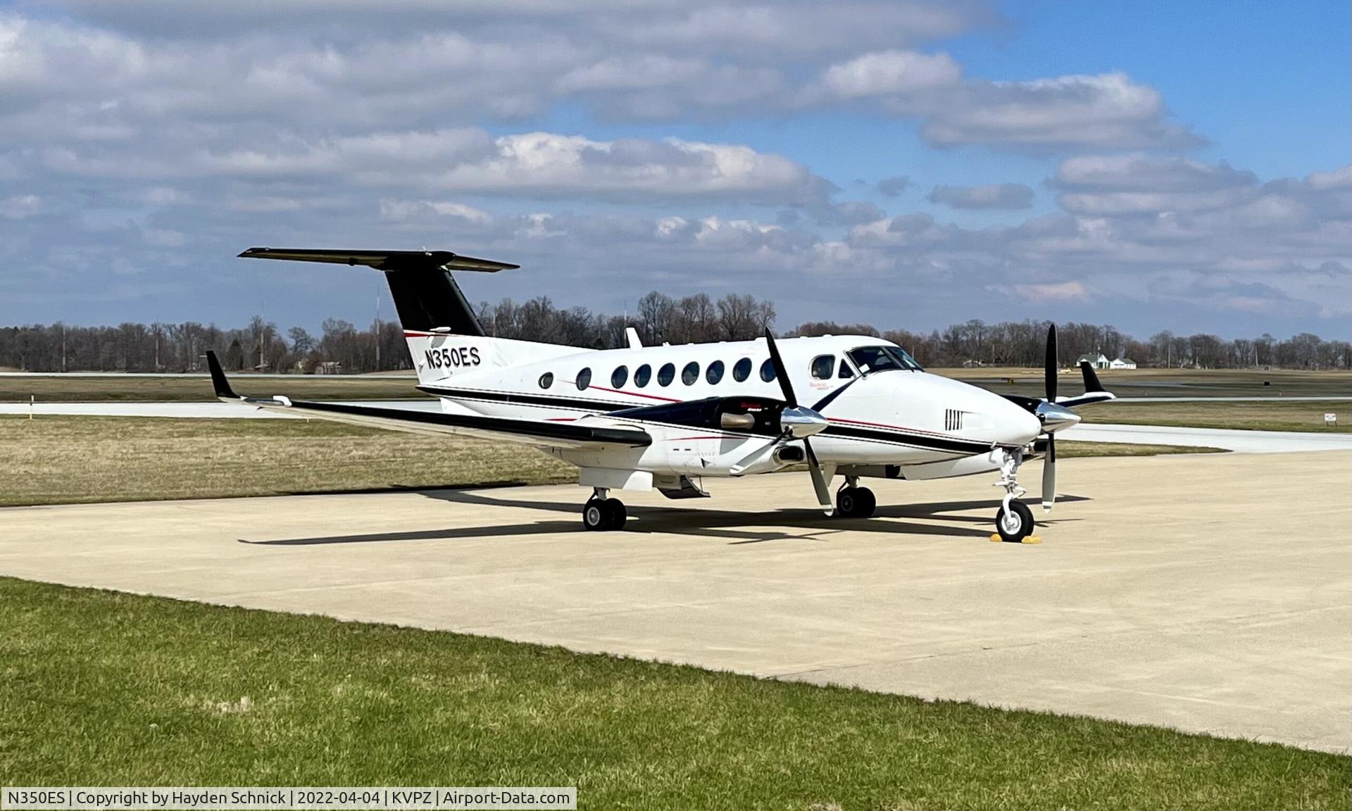 N350ES, 1999 Bombardier Challenger 604 (CL-600-2B16) C/N 5439, CSIG’s 2010 Beechcraft King Air 350i, prior to departing KVPZ.