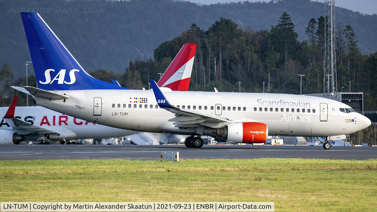 LN-TUM, 2002 Boeing 737-705 C/N 29098, Taxying at Flesland.