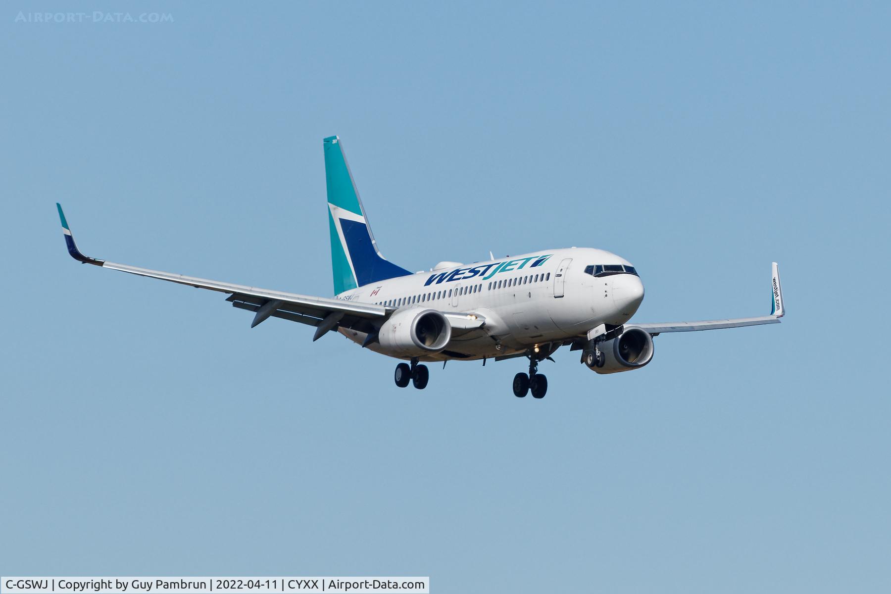 C-GSWJ, 2010 Boeing 737-7CT C/N 37423, Landing on 07