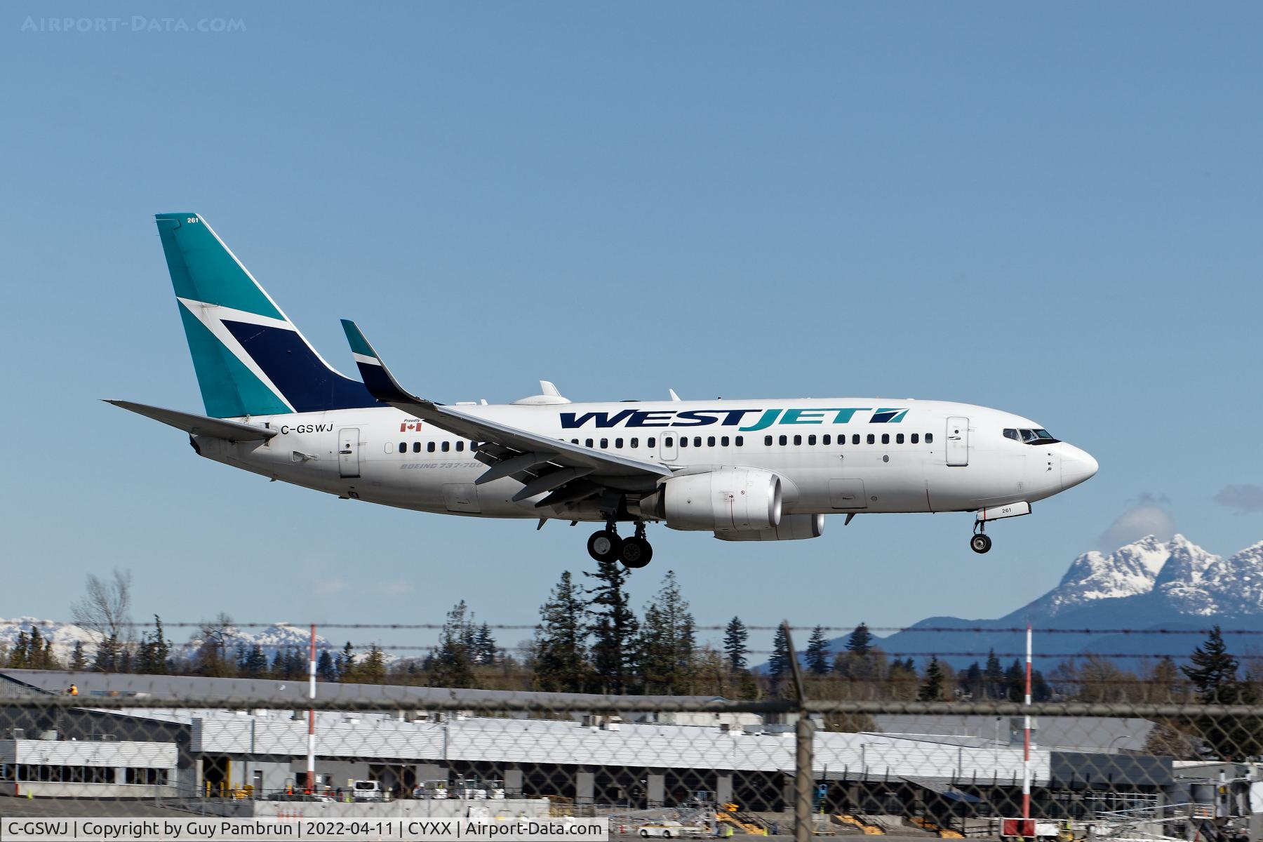 C-GSWJ, 2010 Boeing 737-7CT C/N 37423, Landing on 07