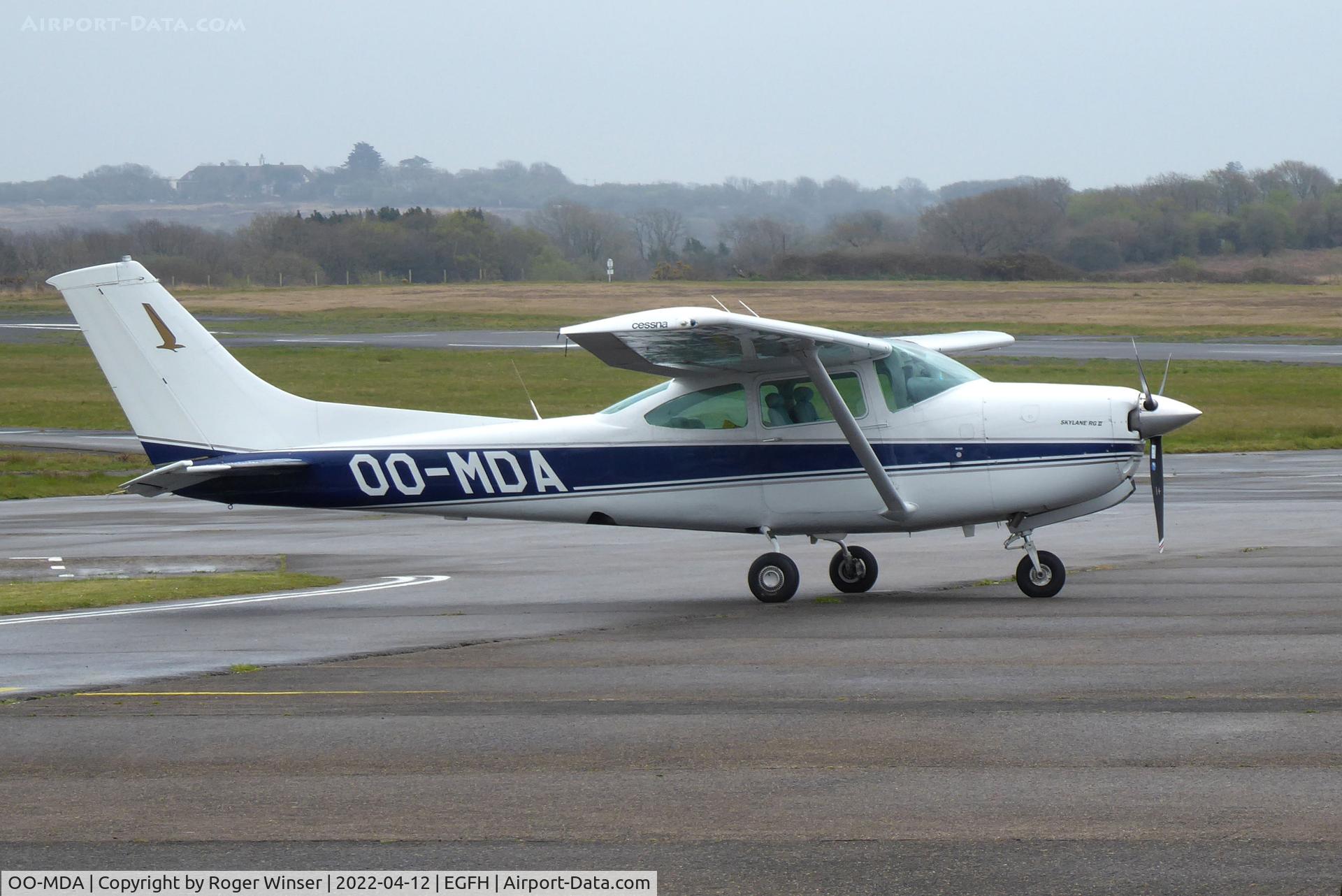 OO-MDA, Cessna R182 Skylane RG C/N R18201057, Visiting Skylane  RG.