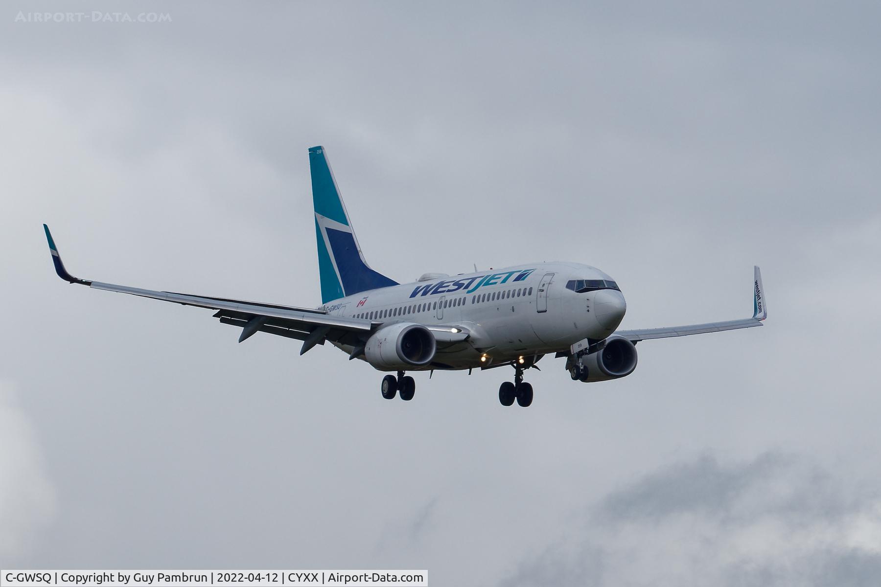 C-GWSQ, 2009 Boeing 737-7CT C/N 37091, Landing on 07