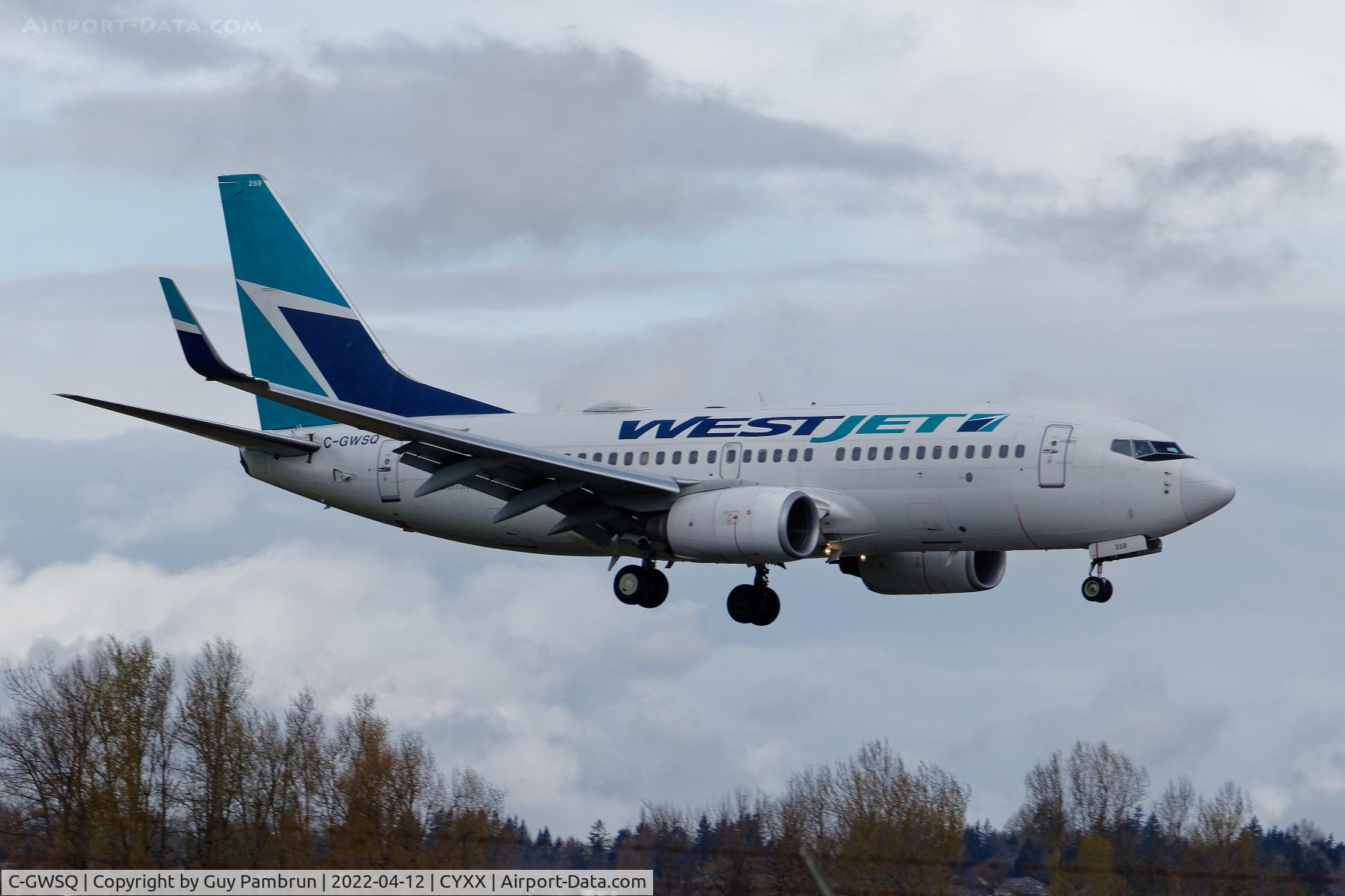C-GWSQ, 2009 Boeing 737-7CT C/N 37091, Landing on 07