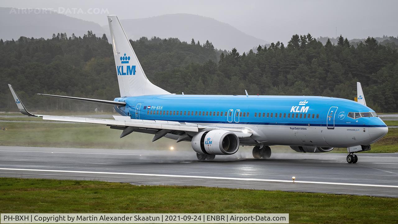 PH-BXH, 2000 Boeing 737-8K2 C/N 29597, Landing rwy. 17.
