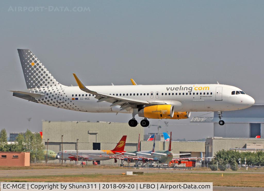 EC-MGE, 2015 Airbus A320-232 C/N 6607, Landing rwy 14R