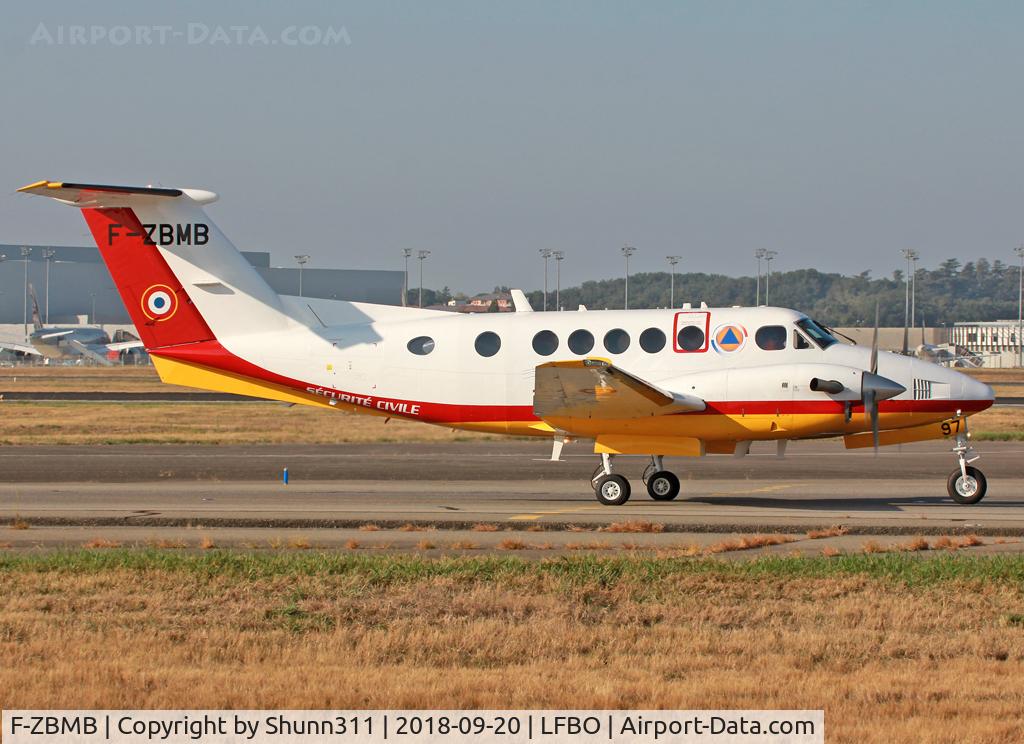 F-ZBMB, 1990 Beech 200 Super King Air C/N BB-1379, Taxiing holding point rwy 14L in new c/s