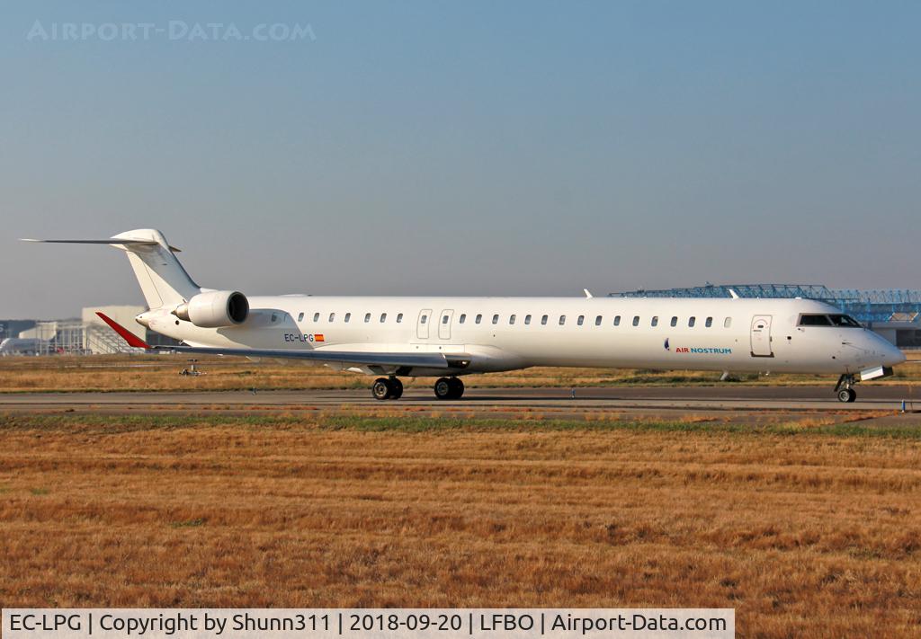 EC-LPG, 2011 Bombardier CRJ-1000ER NG (CL-600-2E25) C/N 19021, Taxiing holding point rwy 14L in interim c/s