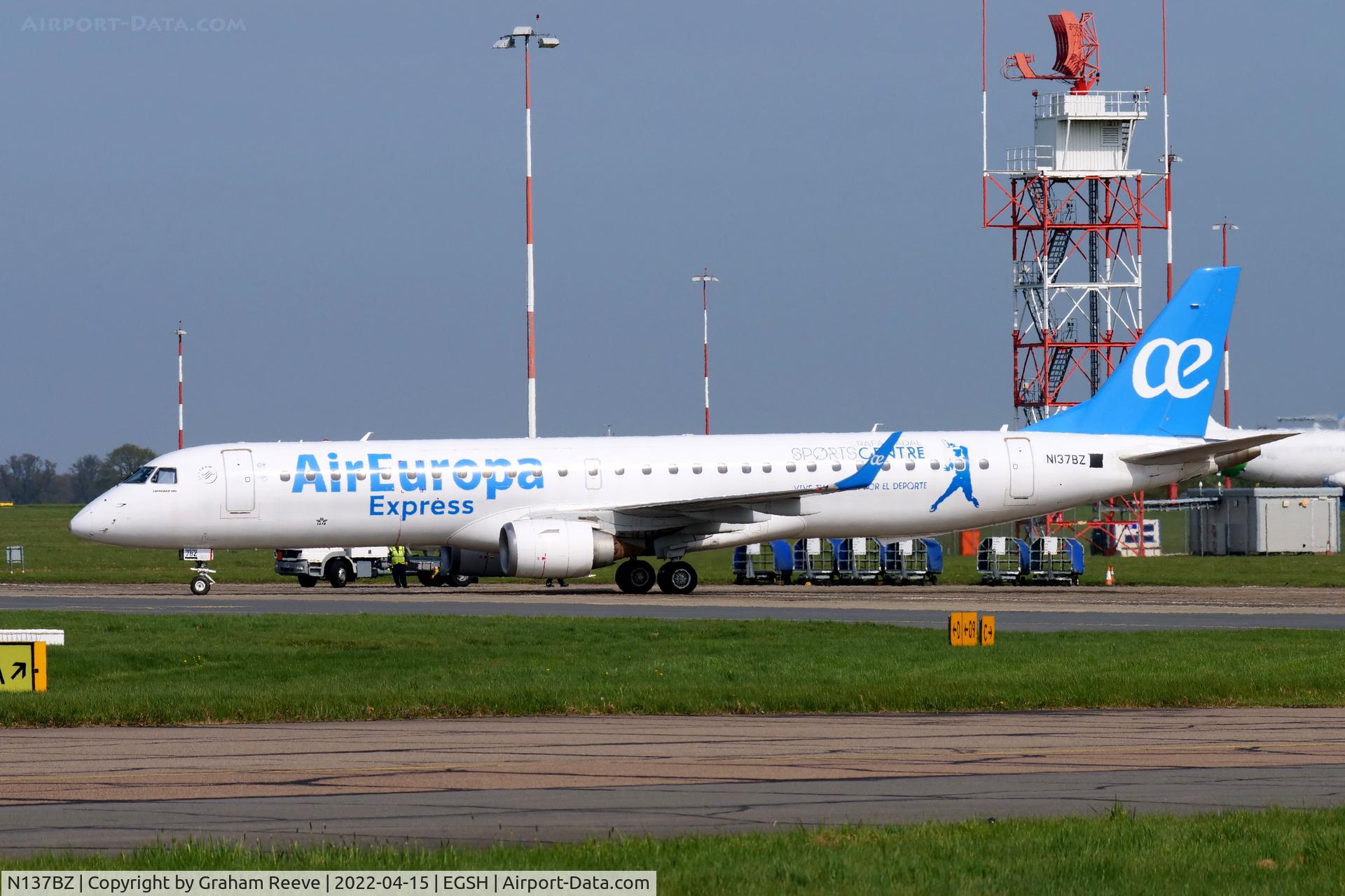 N137BZ, Embraer EMB 190-200LR C/N 19000196, Departing from Norwich.