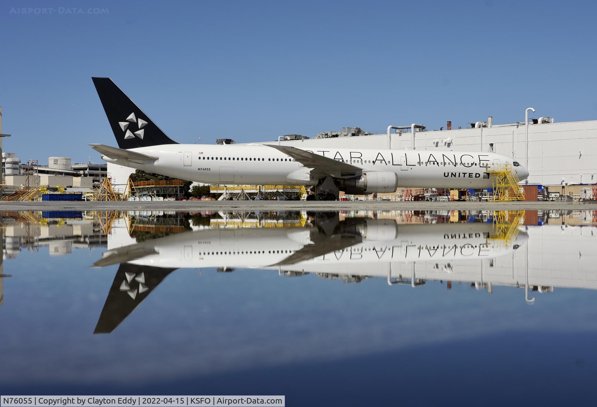 N76055, 2001 Boeing 767-424/ER C/N 29450, SFO 2022.