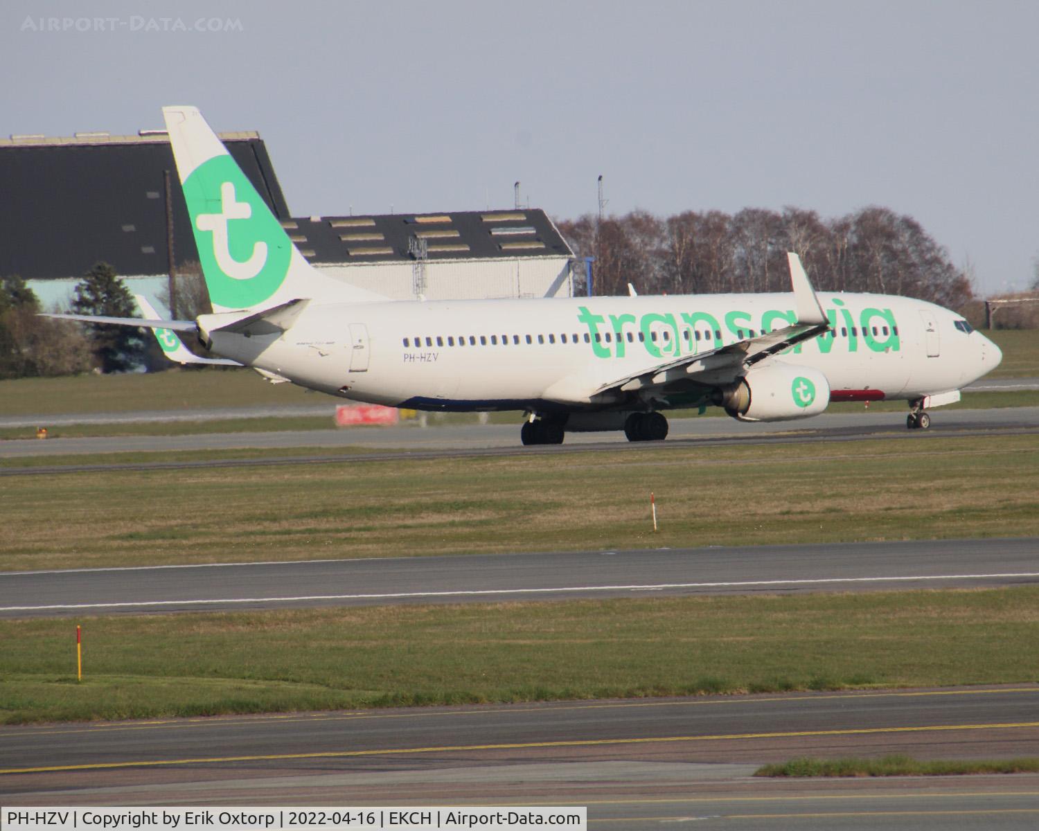 PH-HZV, 2002 Boeing 737-8K2 C/N 30650, PH-HZV taxi for take off rw 04R