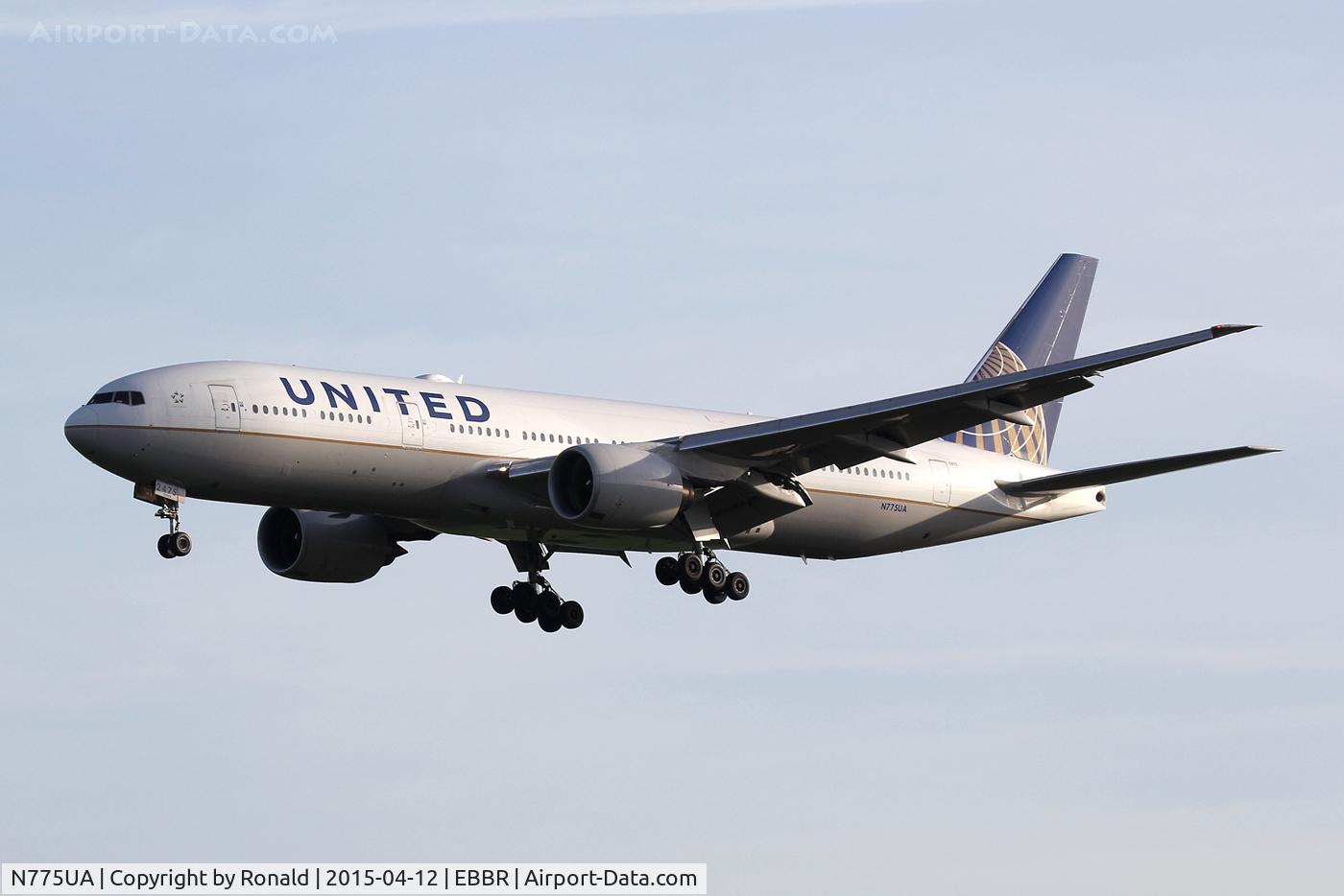 N775UA, 1995 Boeing 777-222 C/N 26947, at bru