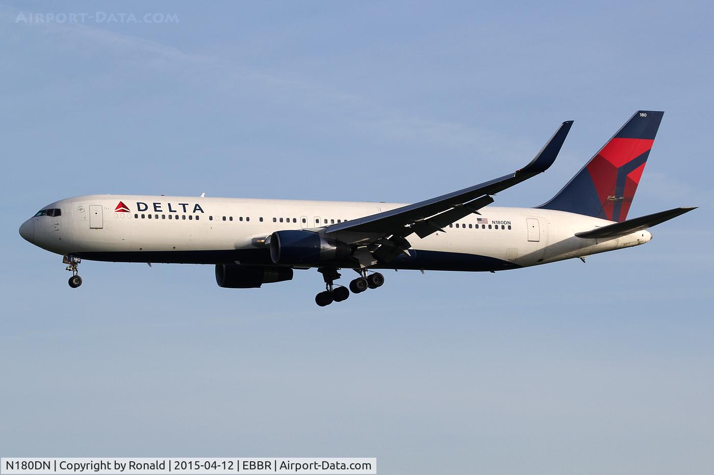 N180DN, 1992 Boeing 767-332 C/N 25985, at bru