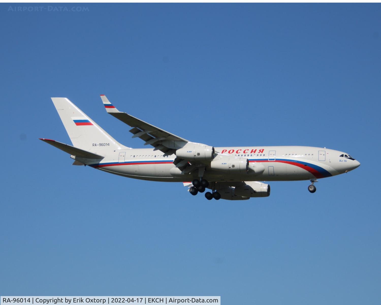 RA-96014, 2004 Ilyushin Il-96-300 C/N 74393202011, RA-96014 landing rw 04L