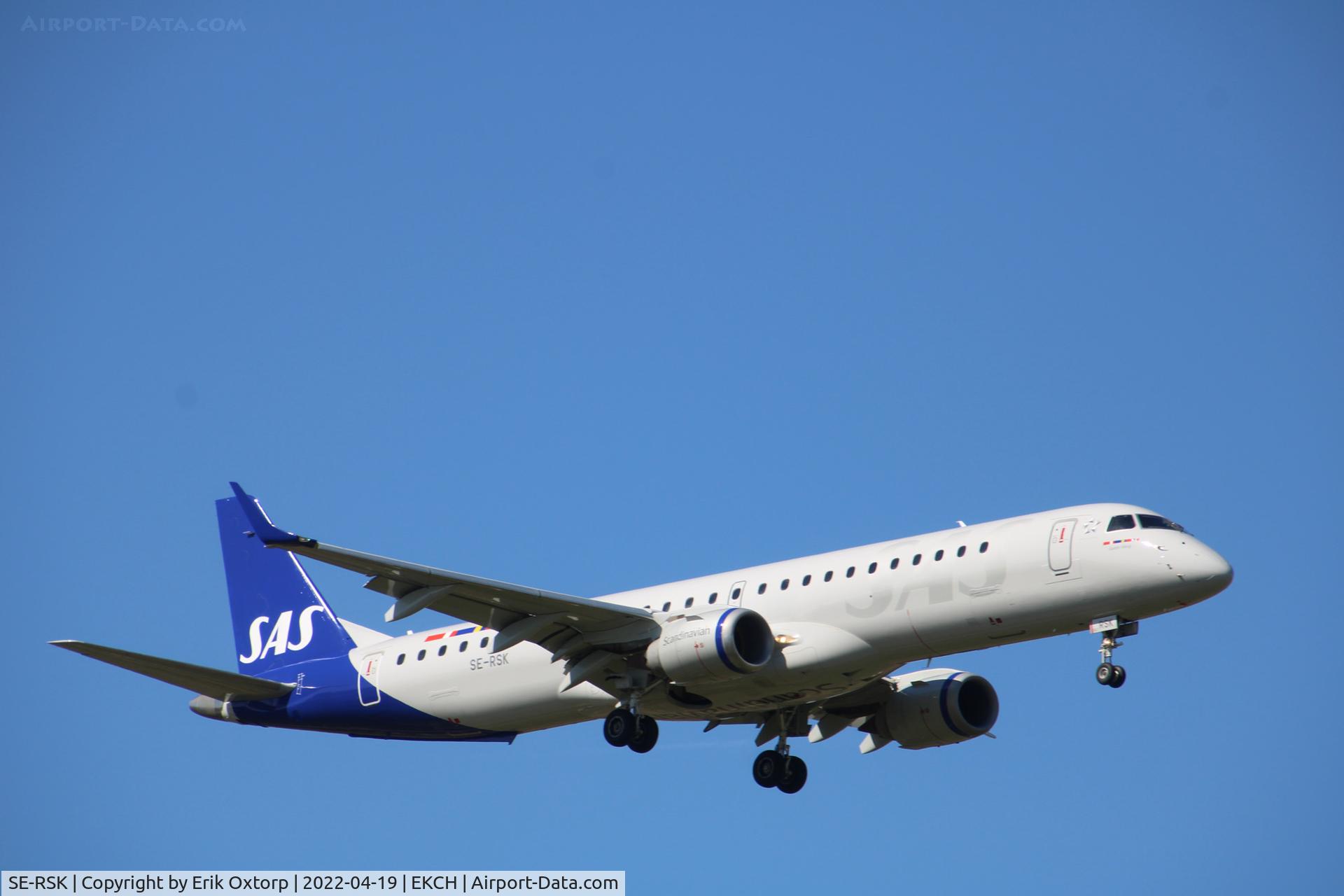 SE-RSK, 2007 Embraer 195LR (ERJ-190-200LR) C/N 19000120, SE-RSK landing rw 04L