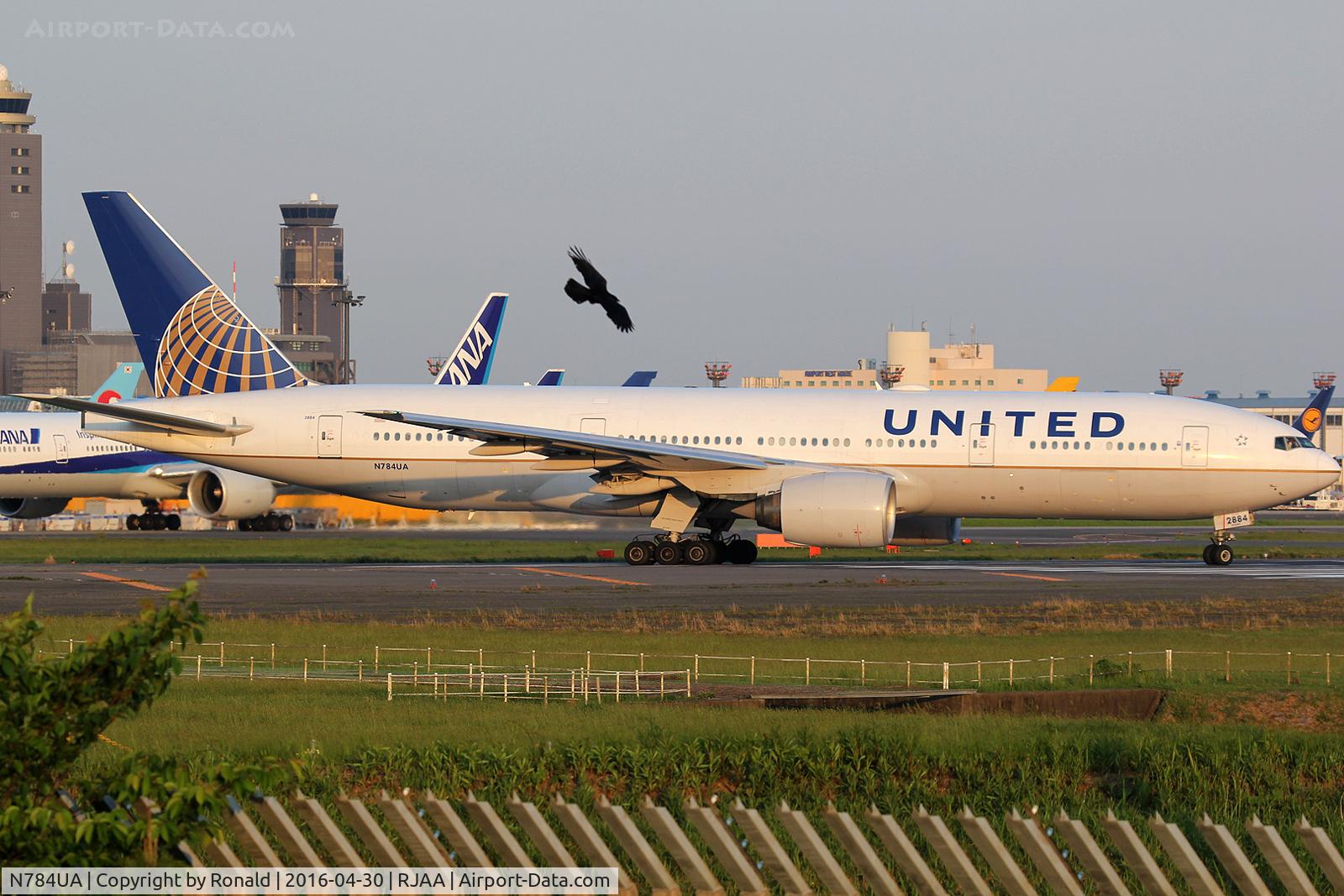 N784UA, 1997 Boeing 777-222/ER C/N 26951, at nrt