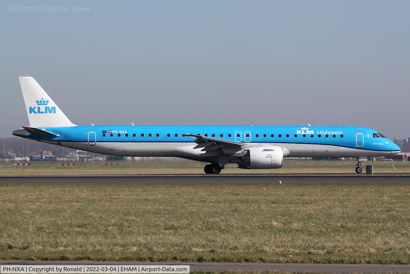 PH-NXA, 2021 Embraer E195-E2 (ERJ-190-400STD) C/N 19020045, at spl
