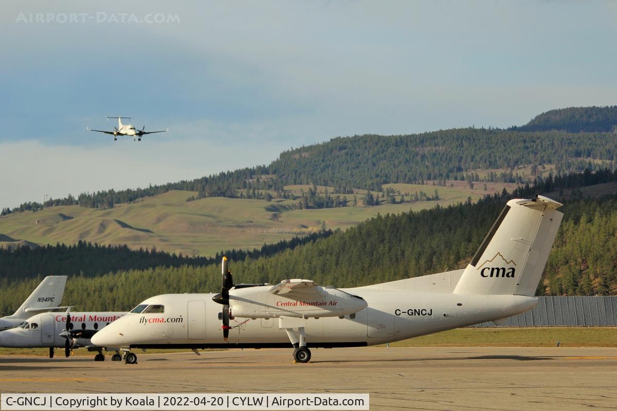C-GNCJ, 1992 De Havilland Canada DHC-8-102A Dash 8 Dash 8 C/N 329, Nice catch, another family meeting