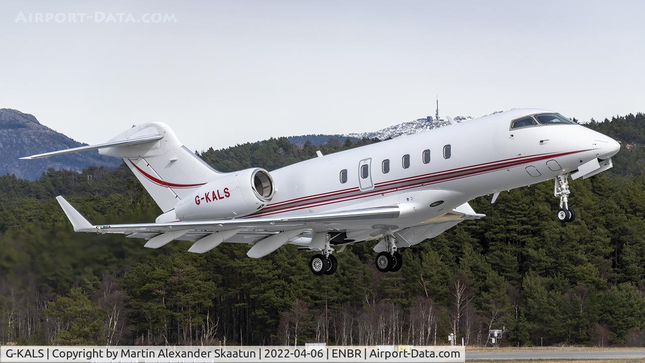 G-KALS, 2006 Bombardier Challenger 300 (BD-100-1A10) C/N 20106, Takeoff rwy. 17.
