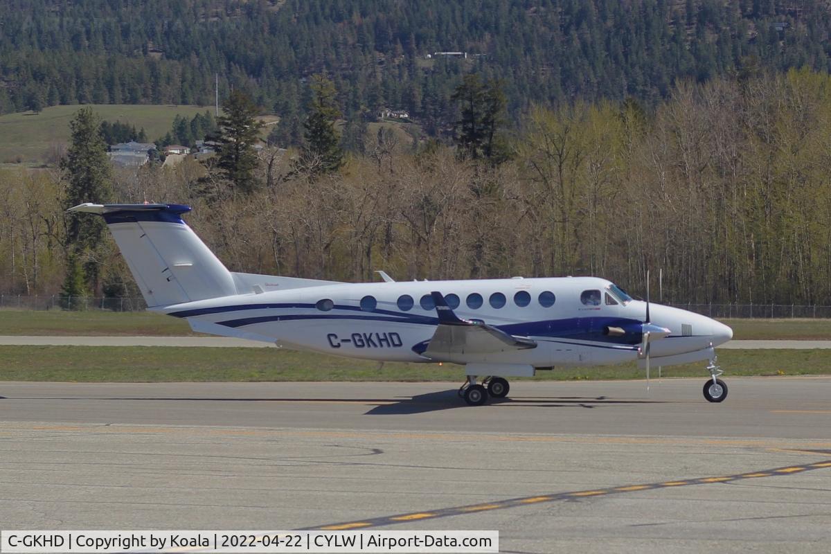 C-GKHD, 2017 Beechcraft 350i King Air (B300) C/N FL-1126, Leaving to Calgary