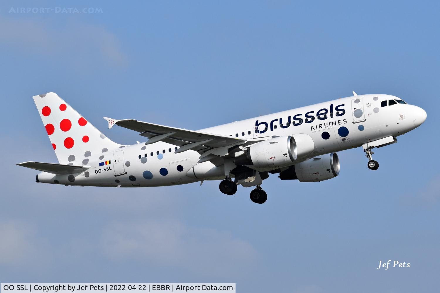 OO-SSL, 2002 Airbus A319-111 C/N 1803, Departing Brussels Airport.