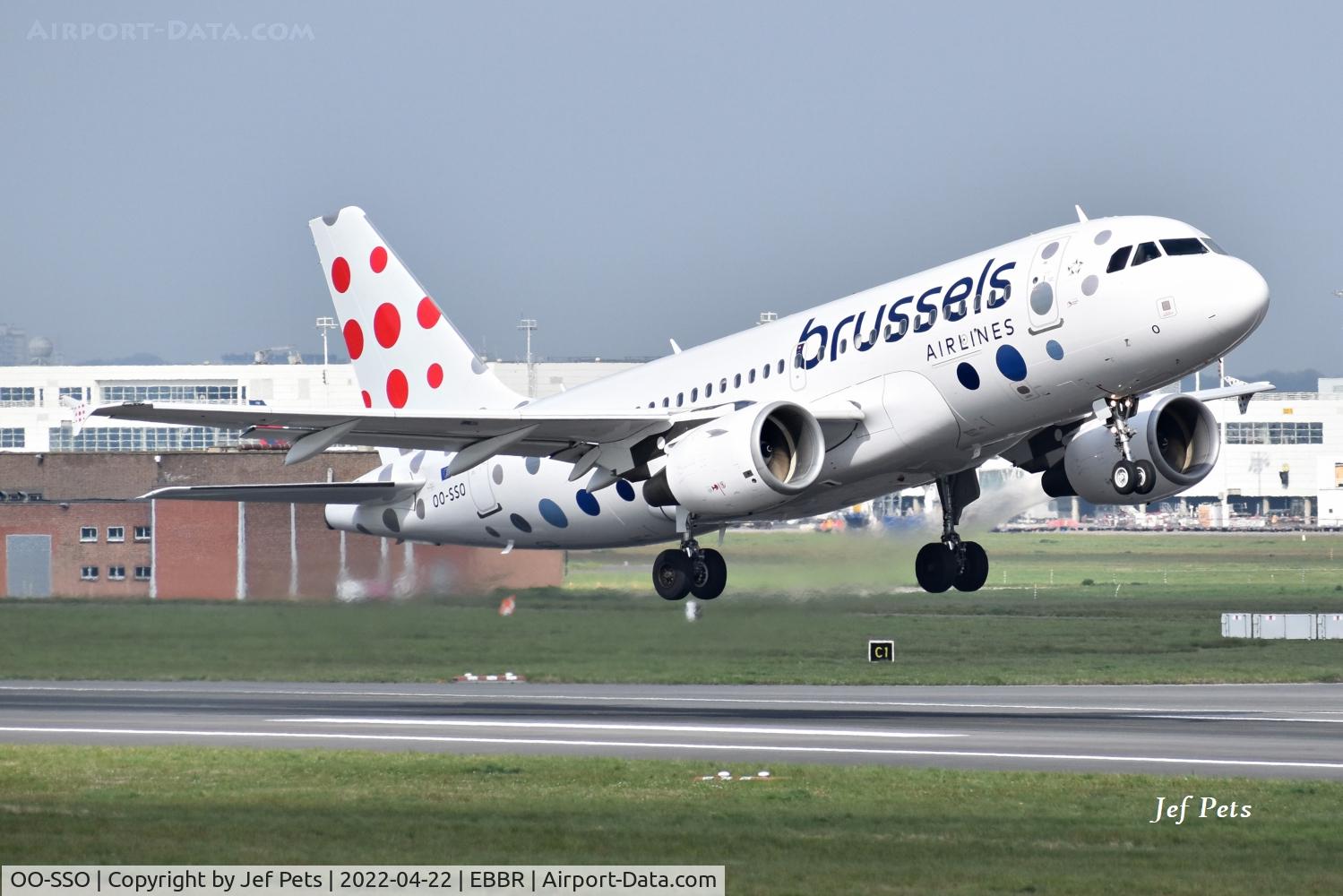 OO-SSO, 2004 Airbus A319-111 C/N 2287, Departing Brussels Airport.