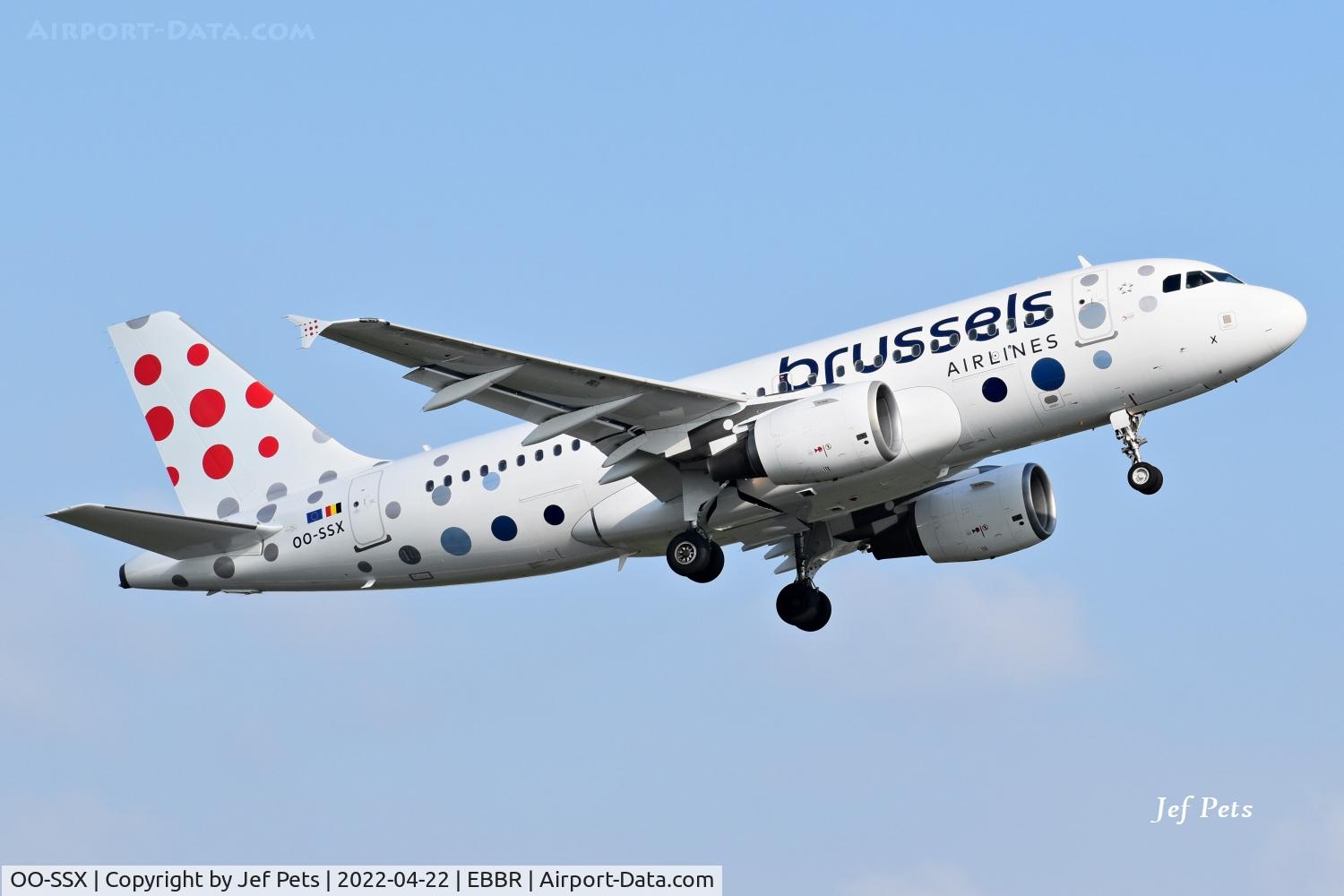 OO-SSX, 2004 Airbus A319-111 C/N 2260, Departing Brussels Airport.