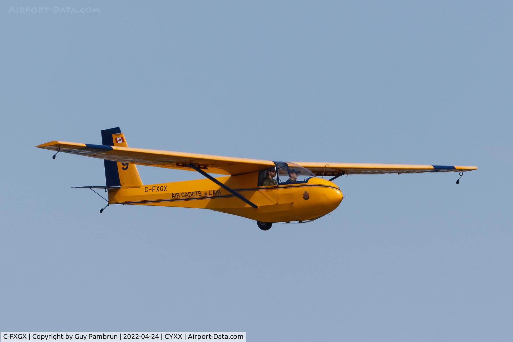 C-FXGX, 1968 Schweizer SGS 2-33A C/N 108, Air Cadets landing on 19